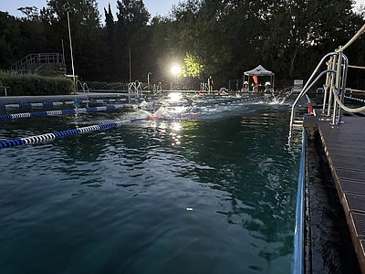 100x100m Wettkampf, Bild vom Becken Richtung Startbereich